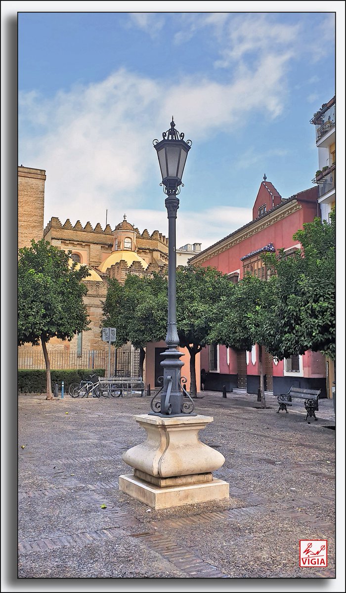 ¡Qué guapa está la farola! ¡Qué bonita y qué galana! Todo el que pasa se admira de allí ver erguida el alma de una bonita farola... que su luz amor irradia. Camilo.