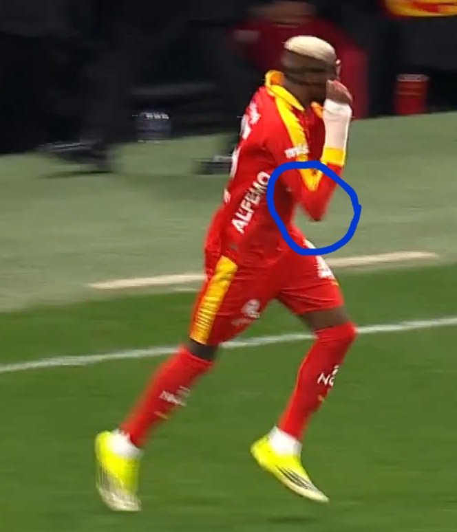 FenerFanMH's tweet photo. 🔥 SKANDAL

🔥 TFF'DEN BİR SKANDAL DAHA

🔥 KURALLARDA BÖYLE BİR ŞEY YOK!

🔥 UEFA'NIN HABERİ OLMALI!

🔥 Bakın koldaki normal bir bandaj değil, alçı yada başka sert bir cisim ile kaplı. 

🔥 Dirsek bölgesinde çıkıntı net belli oluyor!

🔥 Rakip sporcuların sağlığı tehlike altında. 

❔ Böyle bir cisim ile sahaya çıkmasına nasıl izin veriyorsunuz ⁉️

🤬 Yeter artık bu sirkiniz‼

@TFF_Org 
@MHK_Resmi