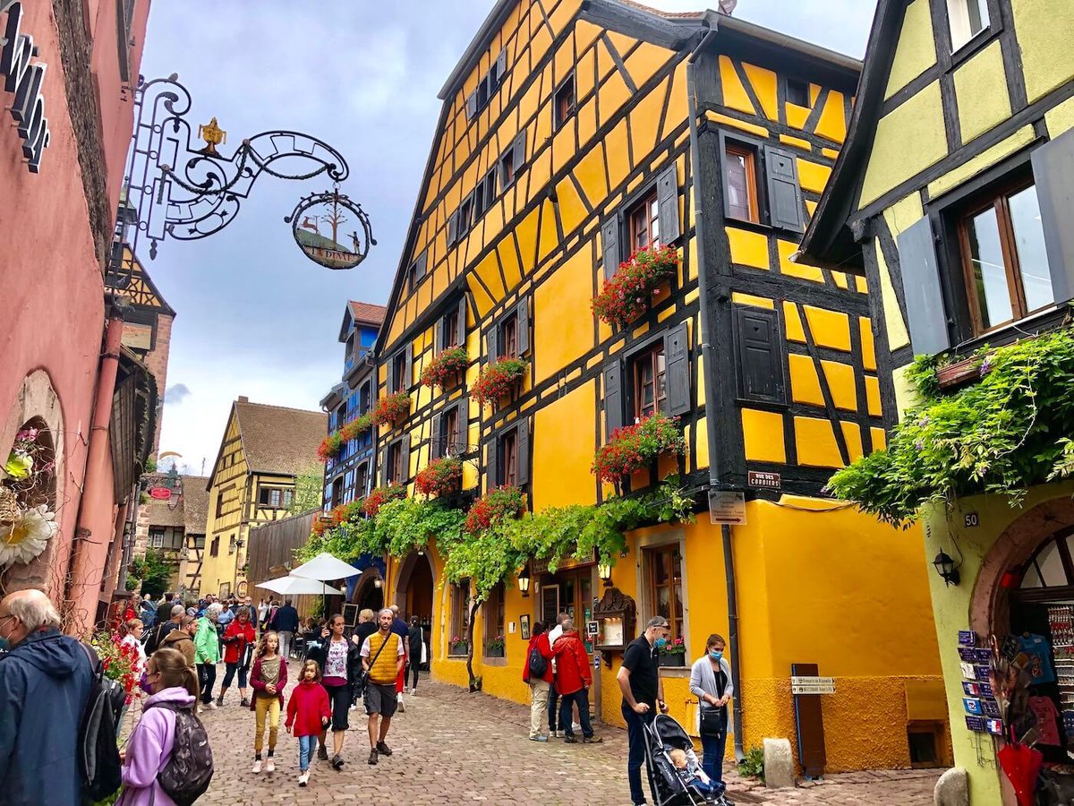 HHLifestyleTrav's tweet image. The Alsace region of France is lush with grapevines, cute chocolate box villages, and delicious Germanic food. This border region boasts some fantastic wines, so winery hopping is a must on your weekend in the Alsace. 

hannahhendersontravel.com/a-weekend-in-t… 

#France #Alsace