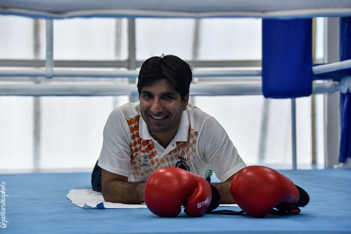 ज़िंदगी एक मुक्केबाज़ी की तरह है—हर रोज़ नए राउंड, नई चुनौतियाँ और खुद को साबित करने का एक और मौका। इसमें कभी जीत मिलती है तो कभी हार, लेकिन असली मायने इस बात के हैं कि आप हर बार गिरकर फिर कितनी मजबूती से खड़े होते हैं। जैसे एक खिलाड़ी रिंग में अपने हौसले, धैर्य और मेहनत से