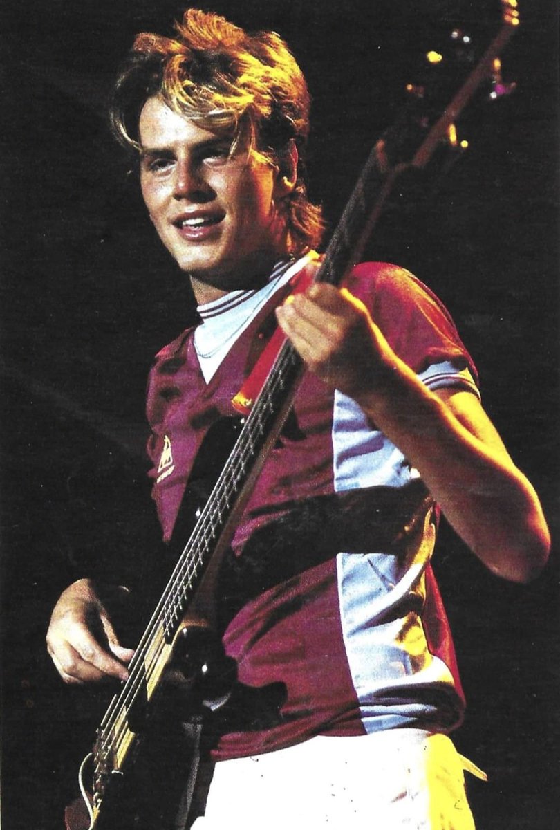 fussballgeekz's tweet image. #DuranDuran bassist, John Taylor shows his football allegiances during a 1984 concert at #Birmingham NEC.