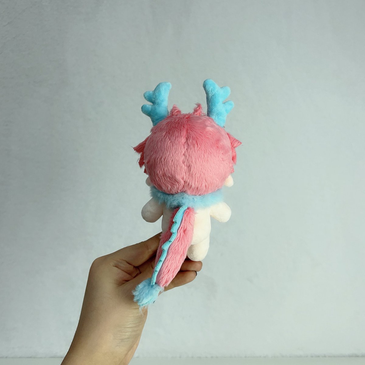 Cute little dragon! I love the color scheme~☺️🥰💖✨🐉

#솜인형
#우리_공장으로_오세요
#우리_공장을_소개합니다
#taiwandoll
#cottondoll 
#綿人形
#綿人形です
#TWdoll
#棉花娃娃