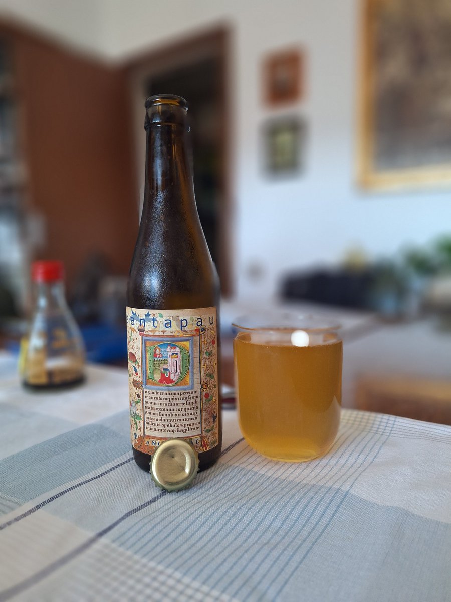 milbeerista's tweet photo. Santa Pau Ancestral. De Santa Pau. Cervesa rossa. Aigua, malt d'ordi i blat, llúpol, llevat de flors silvestres i aigua. 5%. Molt bona, aroma i gust floral, lleugerament àcid. #rusticBeer #Saison #PaleAle #ale #beer #cerveza #pivo #birra #instabeer #pornbeer #cervesa #olut #øl https://t.co/CE2ltSdUIZ