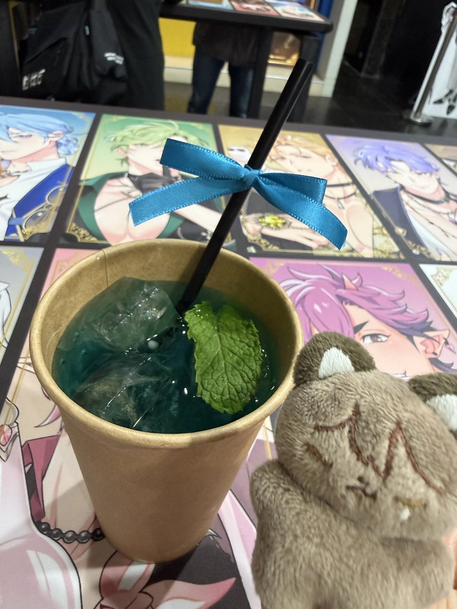 rabbity1491's tweet photo. #NeonRush #新世界狂歡
昨天去了快閃店和咖啡庭
賭博大失敗，還好有好心人能交換 https://t.co/JTCAvqIhey