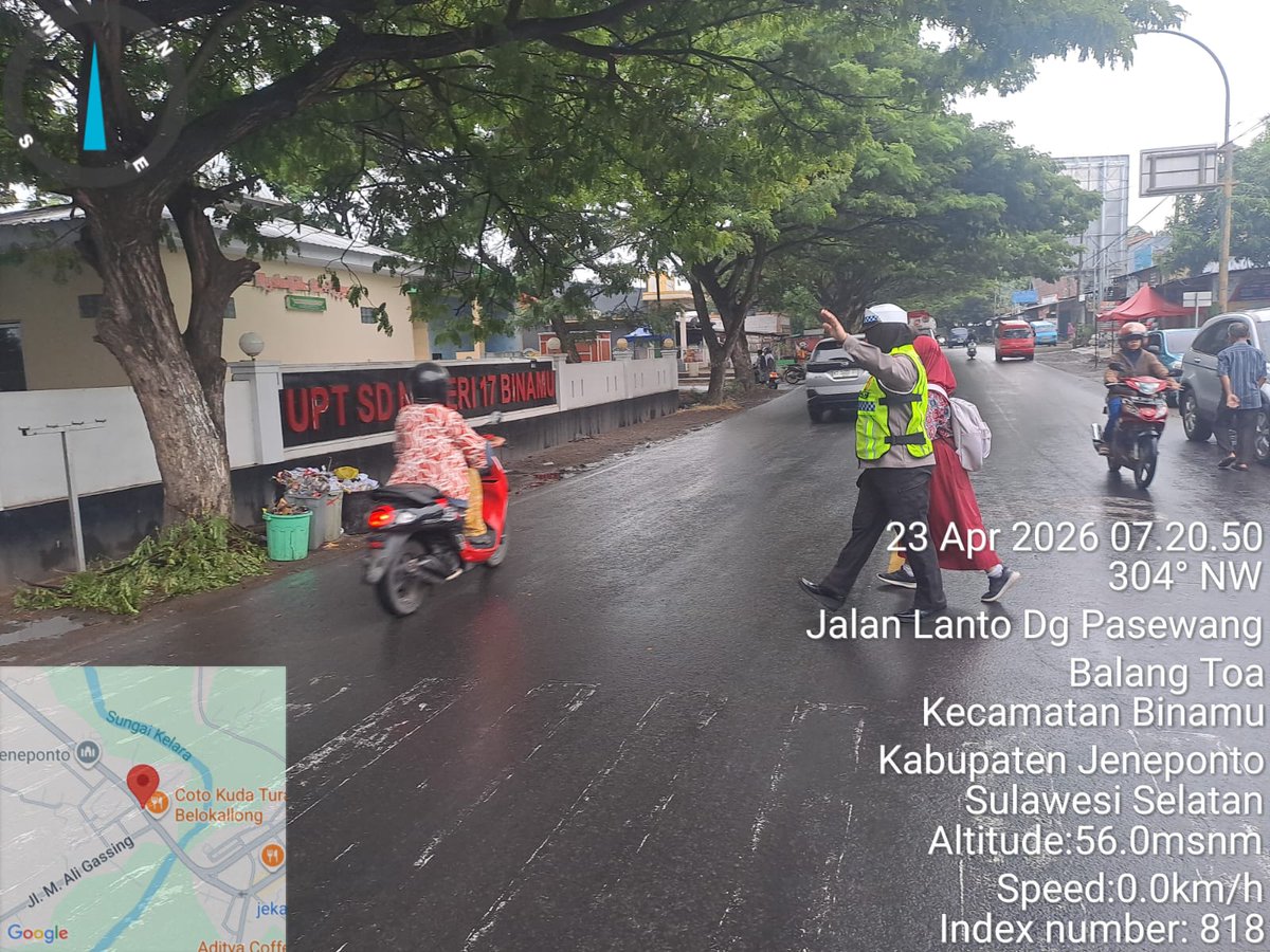 PJeneponto8586's tweet photo. Hujan Tak Halangi Personel Satlantas Polres Jeneponto Beri Pelayanan Maksimal untuk Masyarakat. https://t.co/6cJ0DkVDrD