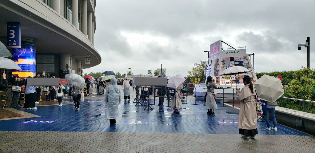 てらてーらー tweet media