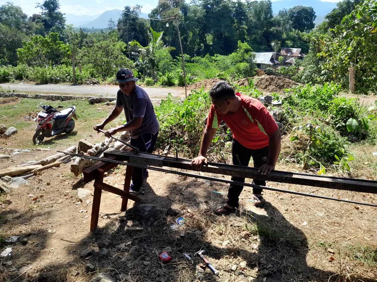 Kodam9Udayana's tweet image. Tahap Krusial Dimulai, Pemasangan Tie Beam Perkuat Pondasi Jembatan Garuda di Bima

#Kodim1608 #Bima #JembatanGaruda #TNIManunggal #PembangunanDesa