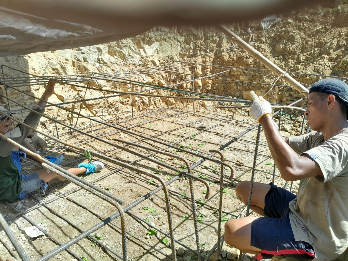 Kodam9Udayana's tweet image. Tahap Krusial Dimulai, Pemasangan Tie Beam Perkuat Pondasi Jembatan Garuda di Bima

#Kodim1608 #Bima #JembatanGaruda #TNIManunggal #PembangunanDesa