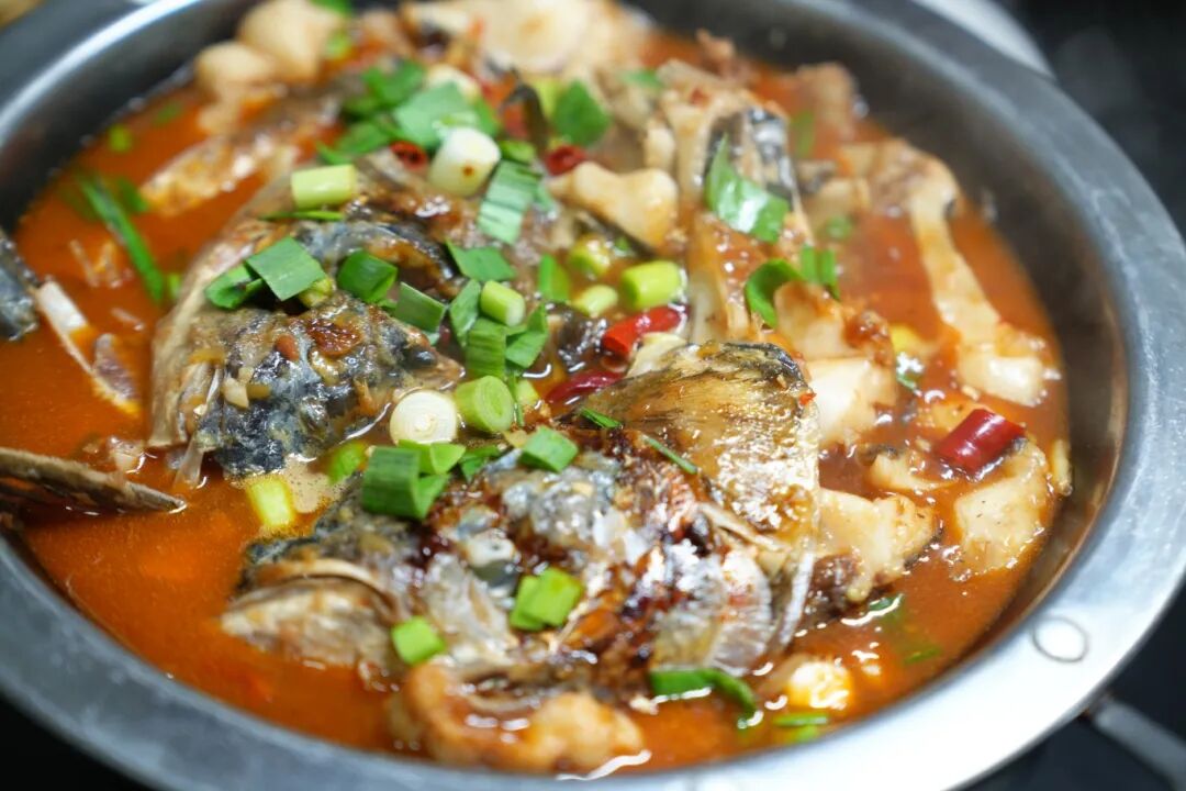 JiandeVision's tweet image. A 15-year-old hidden gem in #Jiande! Cozy family-run restaurant serves #authentic home-style dishes. Fresh ingredients, fiery &amp;amp; flavorful local cooking. Popular spicy fish, braised intestines with tofu. Taste real Jiande life! #JiandeDelicacy #Jiandelivelihood