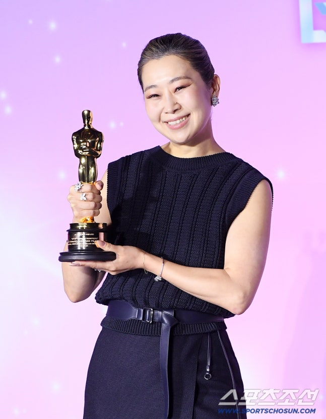 KoreanUpdates's tweet image. #MaggieKang, the director of #KpopDemonHunters, has signed an exclusive contract with The Present Company (AhnHyoSeop, ShinSaeKyeong, KimSeolHyun, ParkSodam). It's said that they plan to develop various project based in Korea together.

m.entertain.naver.com/now/article/07…
#KoreanUpdates VF