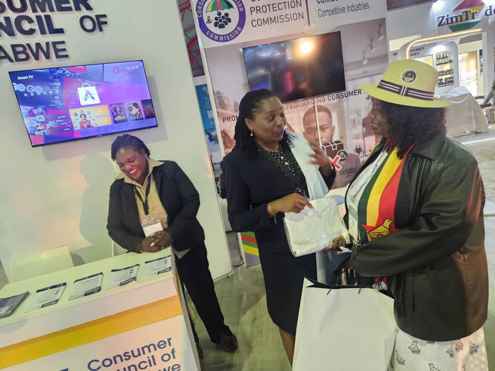 CCZ_263's tweet image. #Day 4 ZITF 2026: Chief  Executive Officer, Mrs Rosemary Mpofu posing for a photo with Staff and Consumers who  visited our stand.