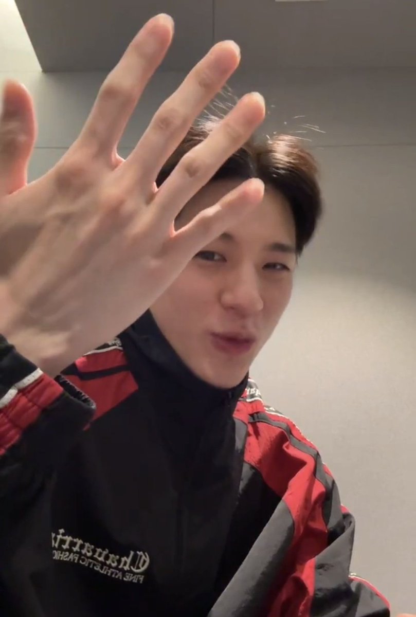 someone told jeno he has pretty hands so he showed them and indeed thats a very pretty hand made to be held always