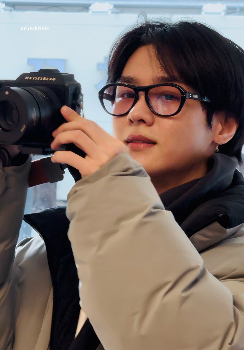 QIAN KUN 
As idol.                                 As photographer