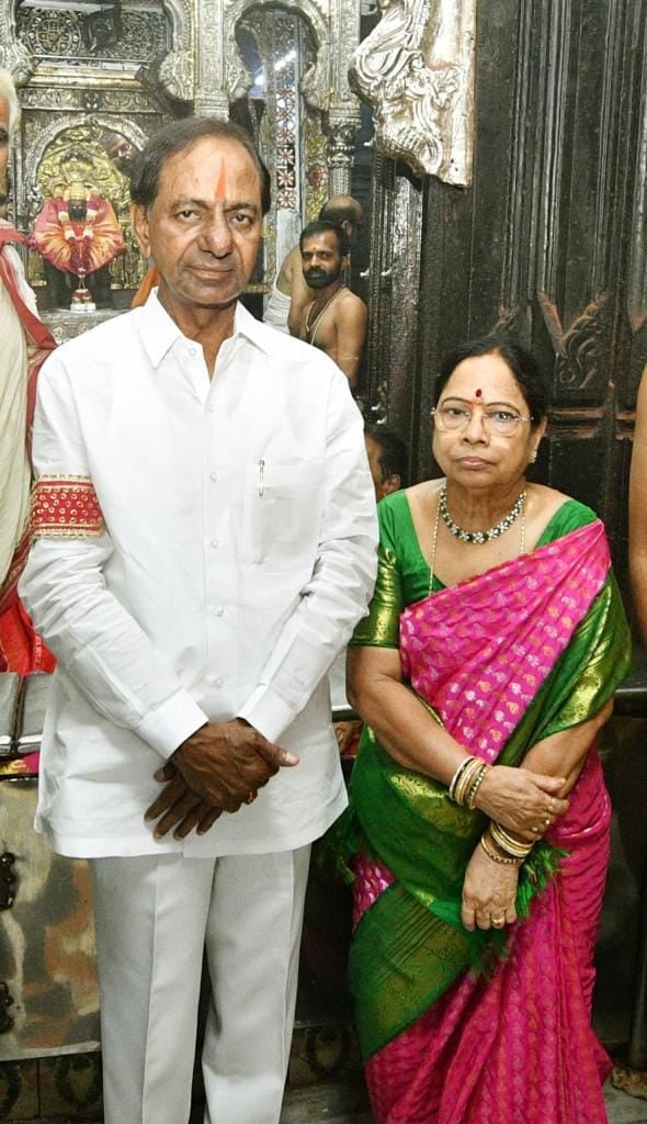 BRSParty_News's tweet photo. ఆదర్శ పుణ్య దంపతులు తెలంగాణ రాష్ట్ర తొలి ముఖ్యమంత్రి వర్యులు, బీఆర్ఎస్ అధినేత శ్రీ కేసీఆర్ - శోభమ్మ గార్లకు వివాహ వార్షికోత్సవ శుభాకాంక్షలు 💐 https://t.co/yBV5W7O0TA