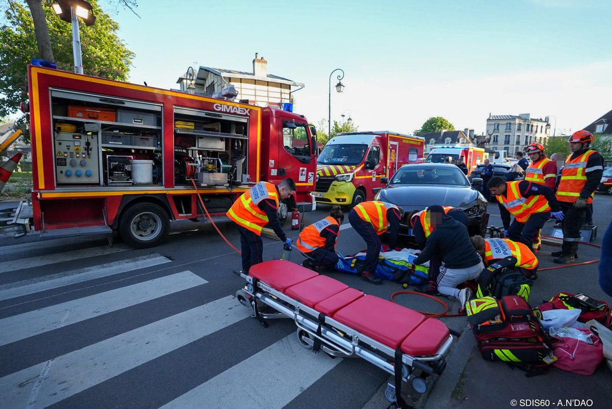 SDIS60's tweet image. #Intervention | Piéton coincé sous un véhicule

Les #Pompiers60 sont intervenus en soirée du 22 avril à Senlis pour un accident impliquant 2 voitures et un piéton.

Coincé sous un véhicule, le piéton a été dégagé par les pompiers, puis transporté médicalisé par le SAMU 60.