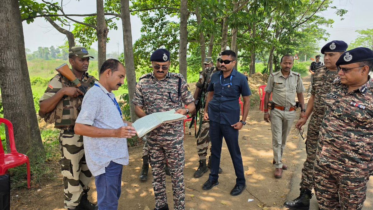 crpfindia's tweet image. On the ground in West Bengal! 

​Shri G. P. Singh, IPS, DG @crpfindia, personally checked the Naka at Bankura-Bishnupur Road. He motivated the troops and emphasized the importance of high alertness to ensure a free, fair, and peaceful #WestBengalElection2026.

#NationFirst