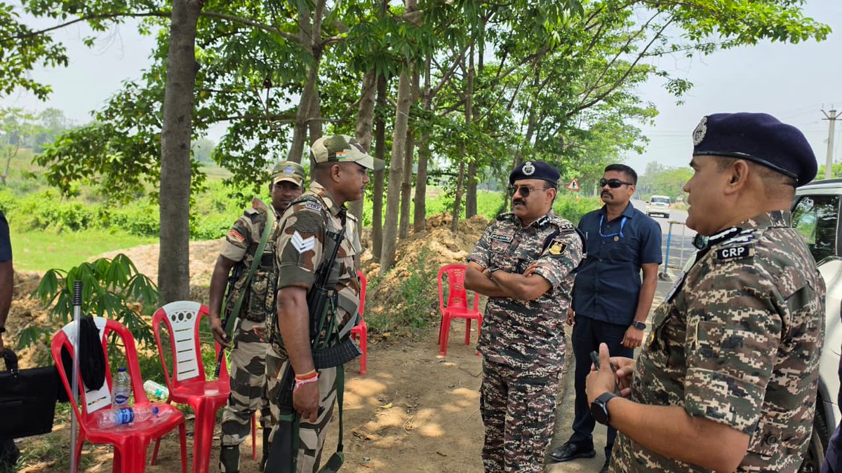 crpfindia's tweet image. On the ground in West Bengal! 

​Shri G. P. Singh, IPS, DG @crpfindia, personally checked the Naka at Bankura-Bishnupur Road. He motivated the troops and emphasized the importance of high alertness to ensure a free, fair, and peaceful #WestBengalElection2026.

#NationFirst