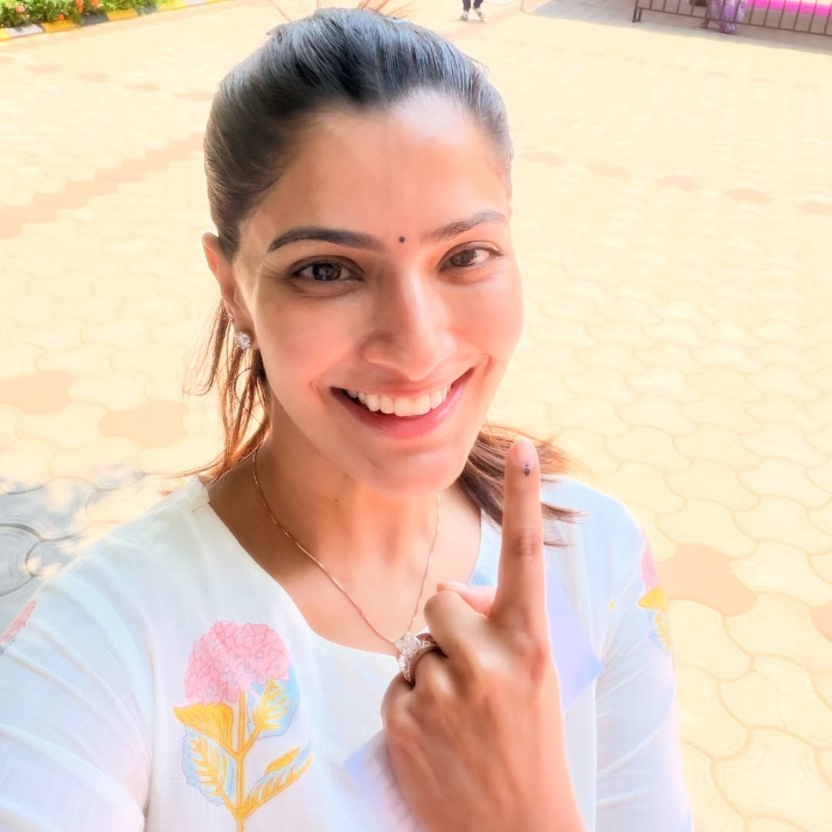 ChennaiTimesTOI's tweet photo. Namma Chennai's #VaruSarathkumar, #Rahman, #RavichandranAshwin & #SakshiAgarwal cast their votes in the Tamil Nadu Assembly Elections 2026.
#TamilNaduElections #TNElections2026 https://t.co/qRVtQyr4lK