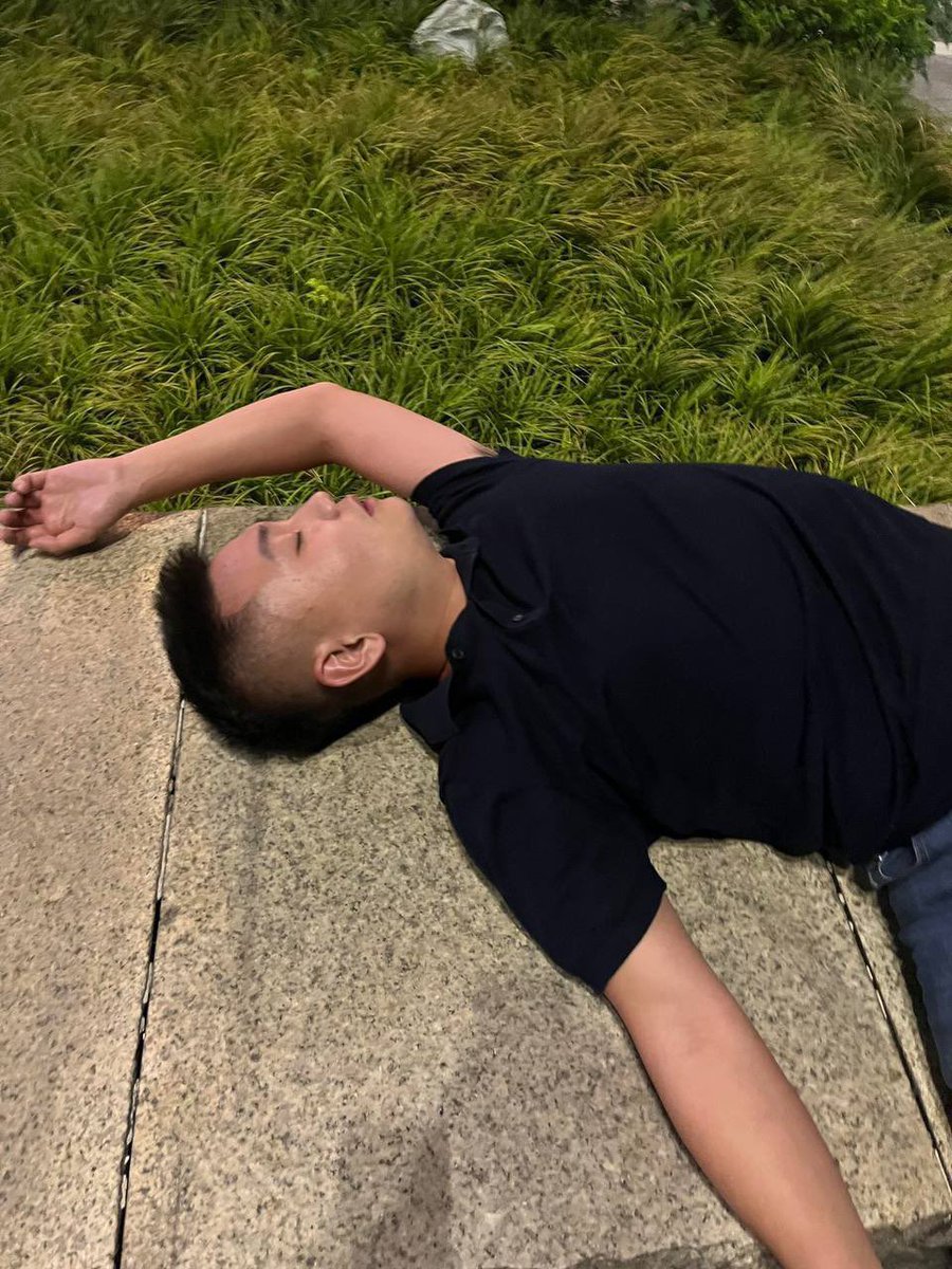 Queen7am2's tweet photo. 公园喝断片的小帅哥，牛牛邦邦硬，怕他勒疼帮忙解开裤子，作为回报简单让玩玩牛牛不过分吧 https://t.co/pFjyP4XY6a