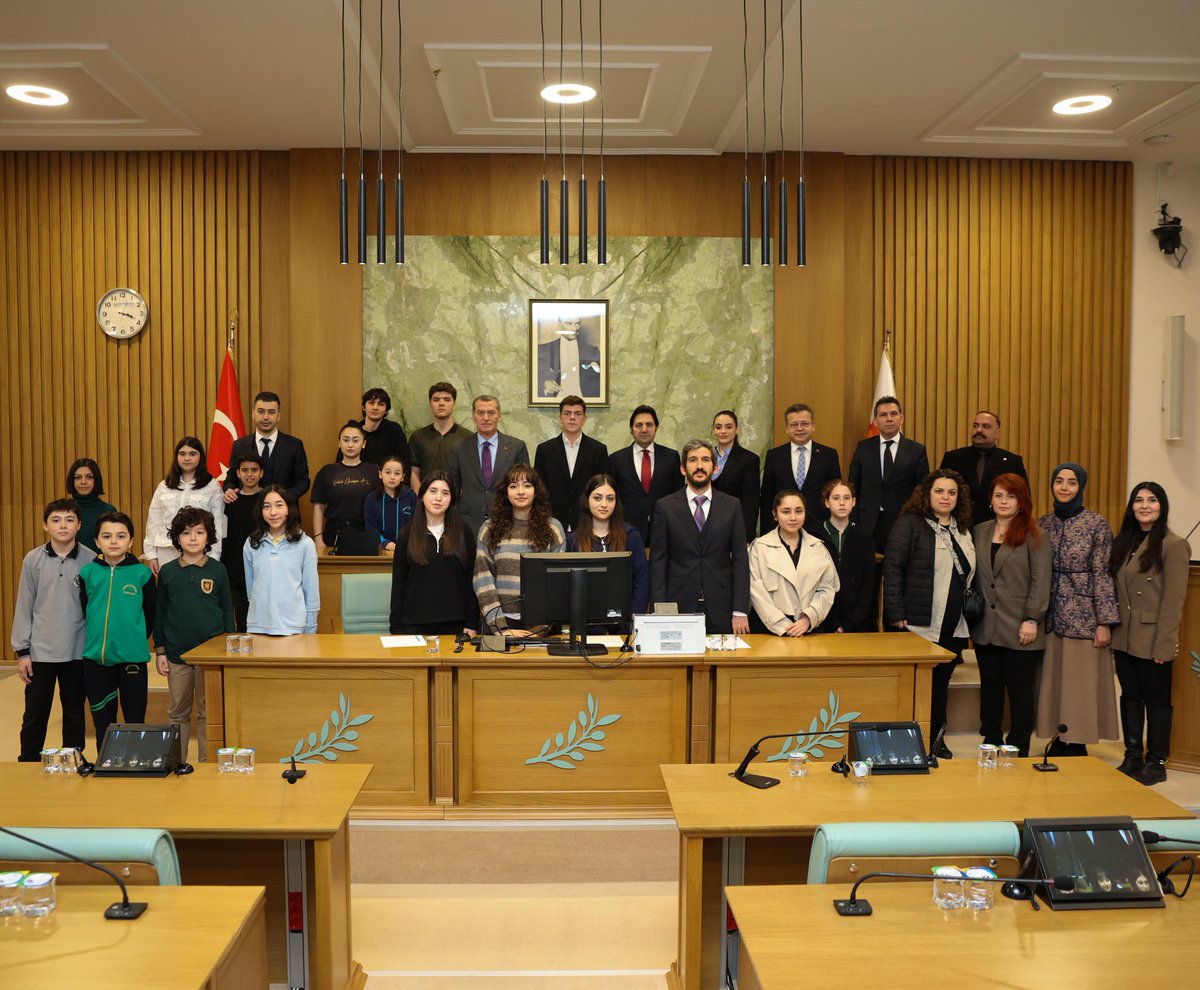 TC_Zeytinburnu's tweet photo. Zeytinburnu İlçe Öğrenci Meclisi Nisan ayı olağan toplantısı; Kaymakamımız Dr. Adem Uslu, Belediye Başkanımız Ömer Arısoy, İlçe MEM İsmail Çetinkaya'nın da katılımlarıyla  TBMM'nin kuruluşunun 106. yıldönümü vesilesiyle 23 Nisan özel gündemi ile gerçekleştirildi. https://t.co/2YRH3vjqxI