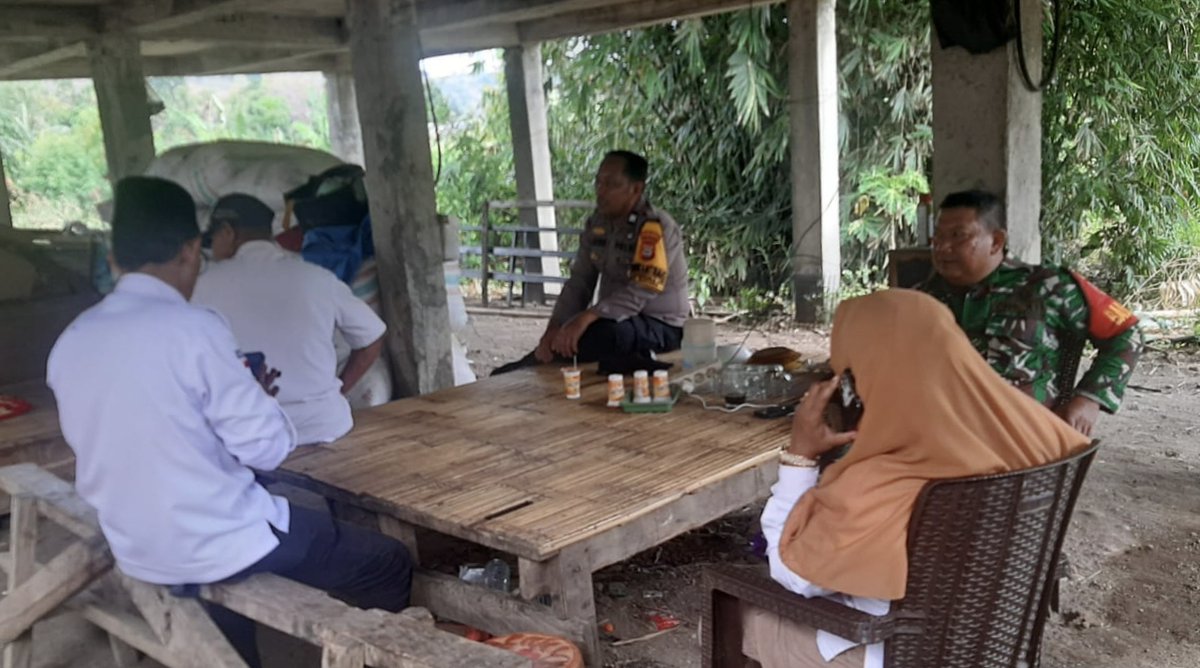 PJeneponto8586's tweet photo. Bhabinkamtibmas Sambang Warga, Ajak Bersama Jaga Kamtibmas. https://t.co/7vpRXDymIz