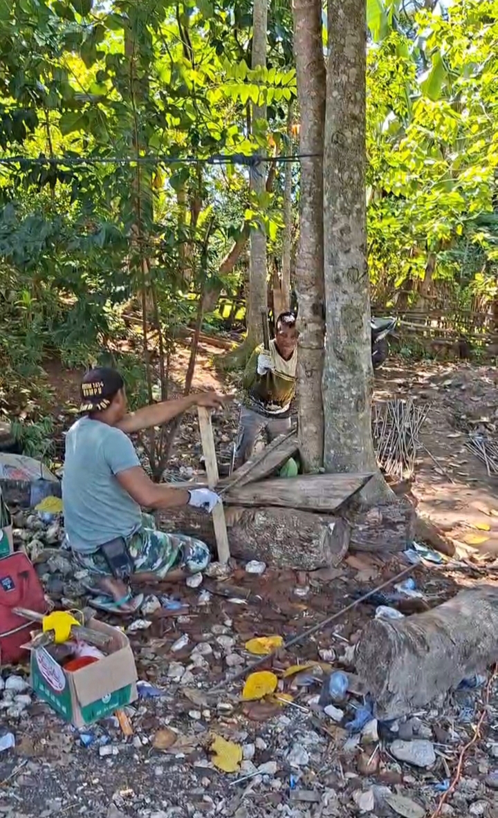 Kodam9Udayana's tweet image. Babinsa dan Warga Nowa Bersatu, Jembatan Garuda Jadi Simbol Kebersamaan

#Kodim1614 #Dompu #JembatanGaruda #TNIManunggal #GotongRoyong