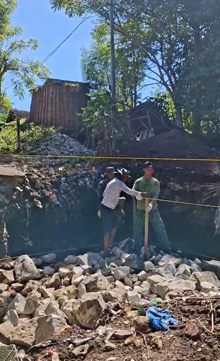 Kodam9Udayana's tweet image. Babinsa dan Warga Nowa Bersatu, Jembatan Garuda Jadi Simbol Kebersamaan

#Kodim1614 #Dompu #JembatanGaruda #TNIManunggal #GotongRoyong