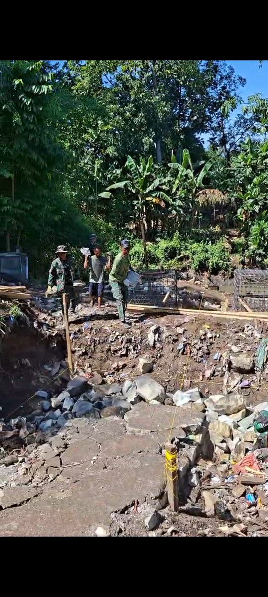 Kodam9Udayana's tweet image. Babinsa dan Warga Nowa Bersatu, Jembatan Garuda Jadi Simbol Kebersamaan

#Kodim1614 #Dompu #JembatanGaruda #TNIManunggal #GotongRoyong