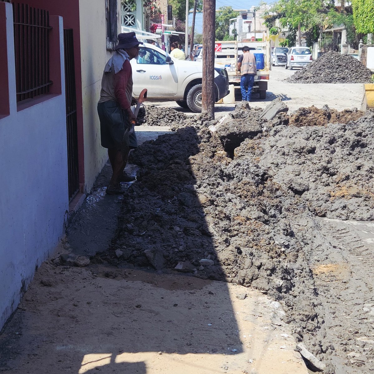 <a href="/Comapa_Sur/">Comapa Sur</a> Que sus trabajadores dejen acceso a las casas.. como vamos a salir..  si tienen toda la calle rota... aguascalientes col. Guadalupe victoria
