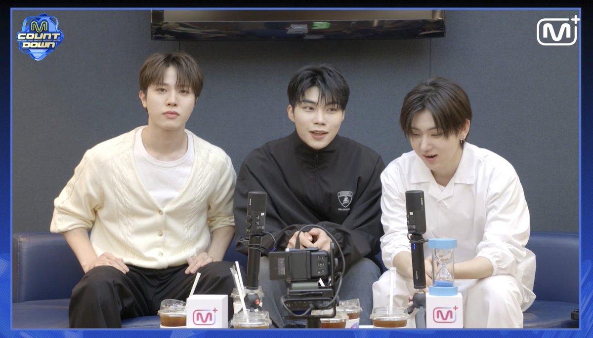 PGW_GLOBAL's tweet image. [📺] 260423 MCountdown 
EP.925 Daechinso Live  

Daechinso has started! MC Gunwook is now LIVE 🔴 with Oisobaki 🥒

Today’s guests are NCT WISH

Join! ▶️ mnetplus.onelink.me/TRa8/eftibvb4

#박건욱 #PARKGUNWOOK #朴乾煜 #パクゴヌク #ZEROBASEONE #제로베이스원