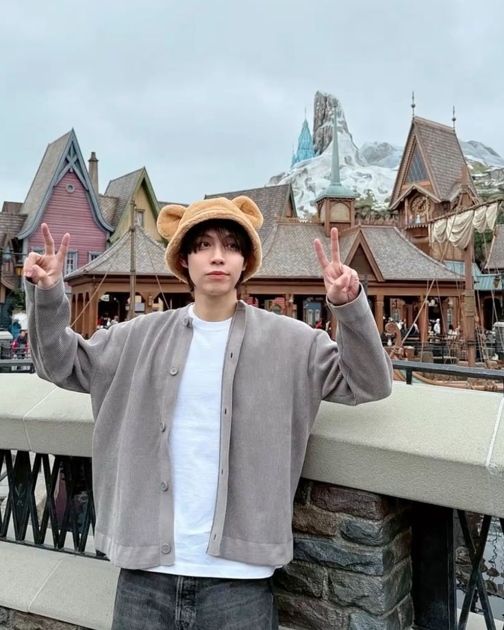 HOURLY FIRST tweet media