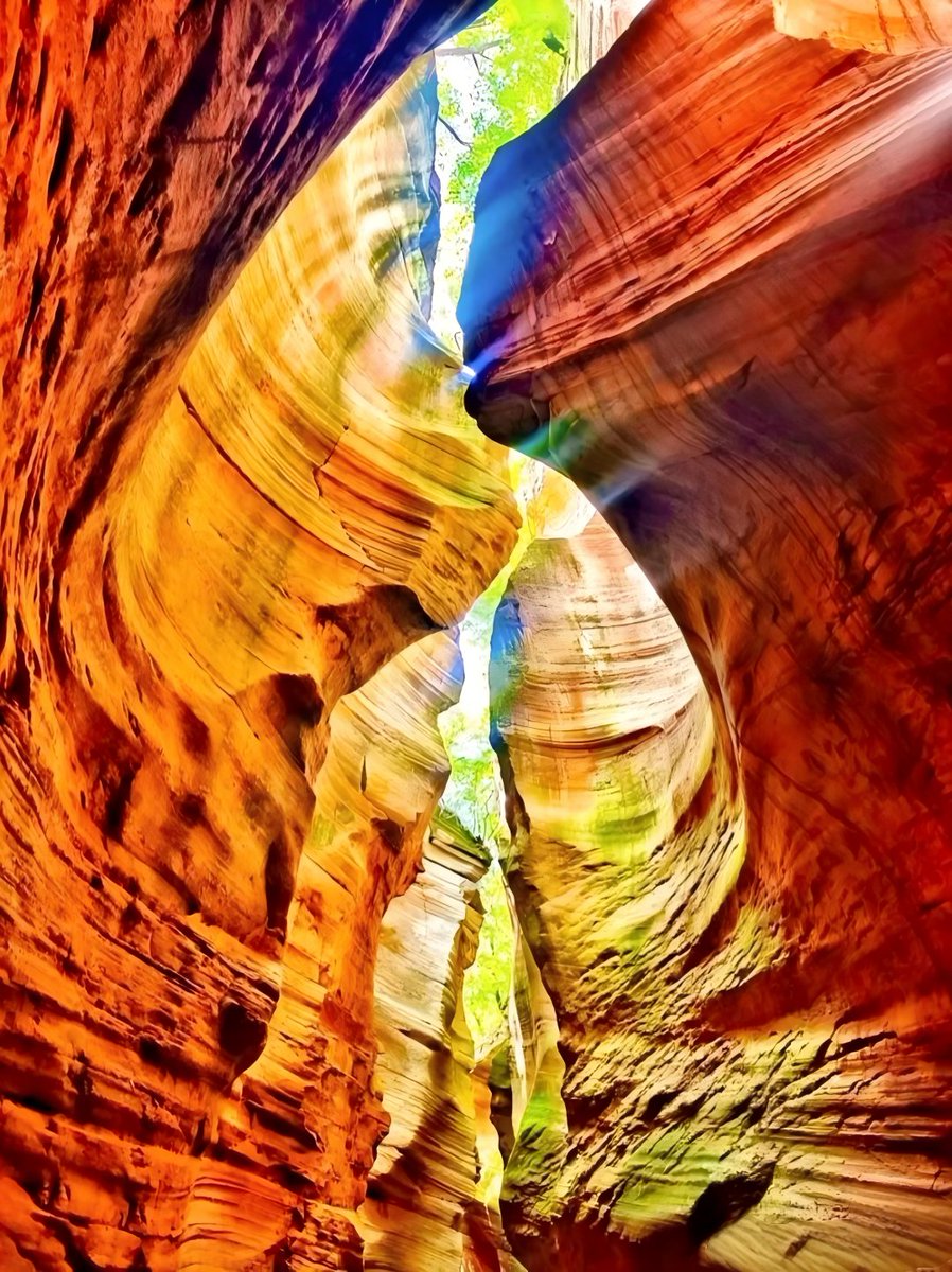 gxoings's tweet photo. In northern Shaanxi, China, we discovered a place rivaling the "American Antelope Valley" and the "Wave Valley" —it is truly breathtakingly beautiful. #China https://t.co/rXnxBu9fdu