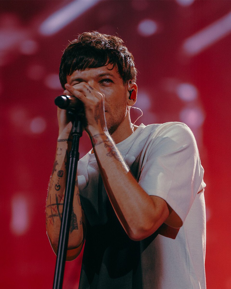 louisunflwers's tweet photo. screaming. shaking. fainting.🤕🤒 https://t.co/zWhSWnKIfU