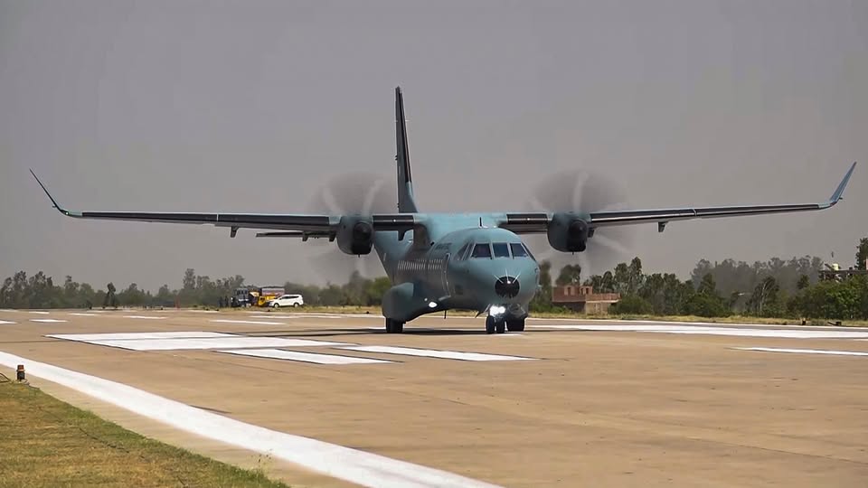 mumbai_tribune's tweet image. IAF Successfully Tests Emergency Airstrip on Purvanchal Expressway in Uttar Pradesh mumbaitribune.in/2026/04/23/iaf… 
#IndiaDefense #indianairforce #MilitaryExercise #uttarpradesh