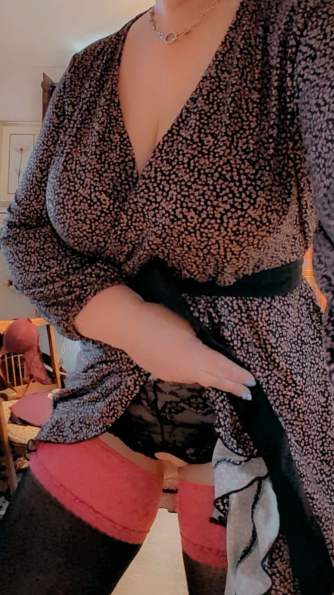 patskat56's tweet photo. Ready for work xxx #sexysecretary #holdups https://t.co/xBfwpxht72