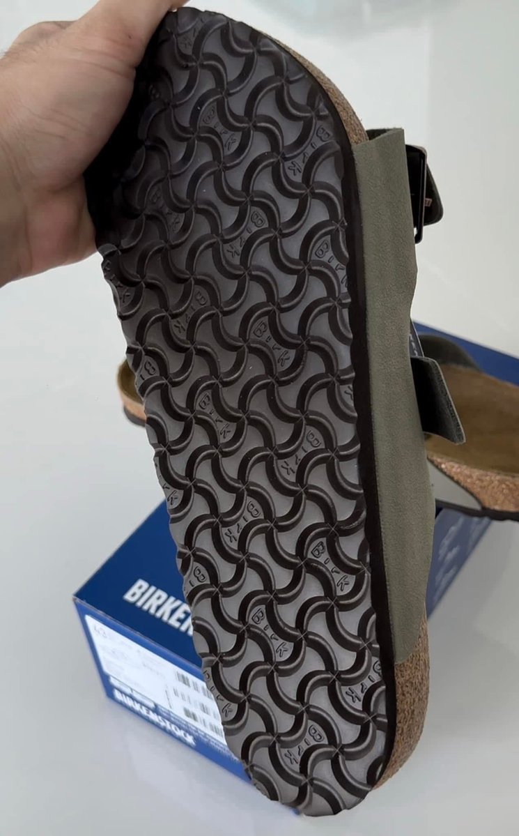 SensakY2K's tweet image. 📍พิกัดสั่ง : s.shopee.co.th/3qJNrThtKq

สวยจริงสีนี้ ใส่ง่าย เเมทเข้าได้หลายชุดเลย
รองเท้าแตะ BIRKENSTOCK Arizona ตัวฮิต!!🔥
สีเทาอ่อน ใส่ได้ทั้งชายหญิง นุ่มสบายเท้า ใส่ไปเรื่อยๆ รองเท้าจะปรับตัวเข้ากับหน้าเท้า สินค้าจริงสีสวยมาก
#Birkenstock #Arizona