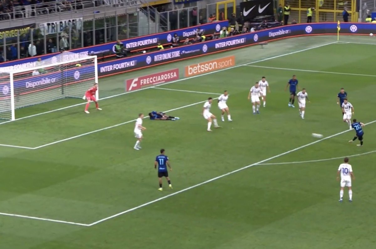 IoNonComproLaCalzetta tweet media