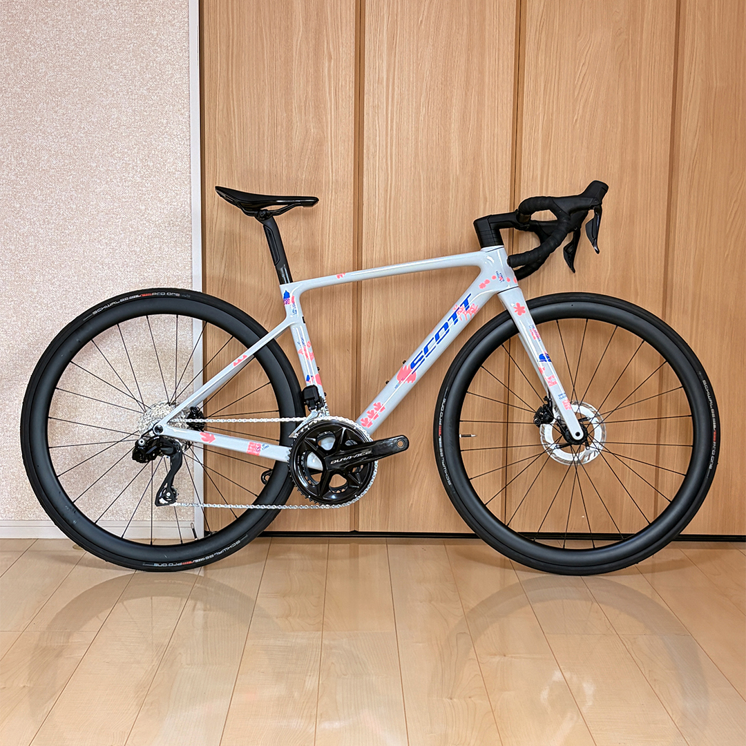 hiro_sekki's tweet photo. このたび新しい相棒を迎え入れました。

ADDICT RC TEAM
（Tom Pidcock’s custom Classics Edition）

90年代から憧れていたブランドに、
今は仕事でも関わらせていただいていること、
そしてこうして乗れることに感謝です。
最高の1台。大切に乗ります。
#scott #addictrcpro https://t.co/VEAJW5VJJ7