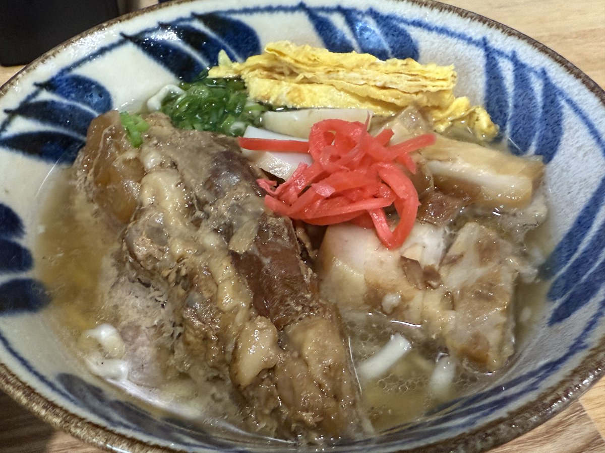 Ponamu1211's tweet photo. 3月22日 昨日オープン✨🤗
umi no soba🏝️

店名と同じumi no soba (ミックスそば)を注文🎶

鰹ベースに煮干しや昆布などで出汁を取り豚の茹で汁をミックスし調整したスープ😋
どこかなんか懐かしい味☺️

伝わりにくいかもだけど〜
軟骨ソーキが巨大すぎる⁉️😆😆
 
＃金武町屋嘉
＃沖縄そばじょーぐー https://t.co/VgT9LO3C7a