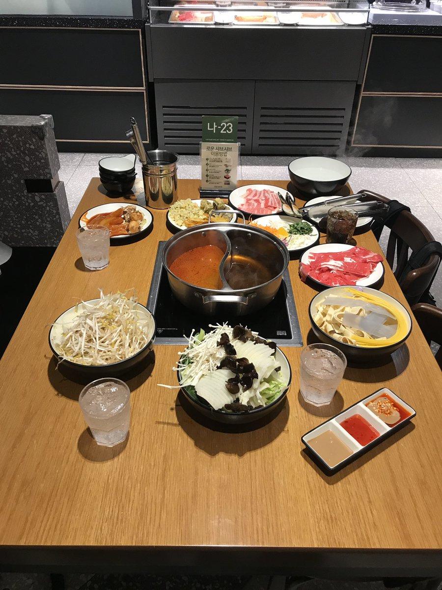 ib0o0ow's tweet photo. 시험 끝났고 로운 샤브샤브 먹어줌 ~.< ✌🏻 https://t.co/VyClYWGy9j