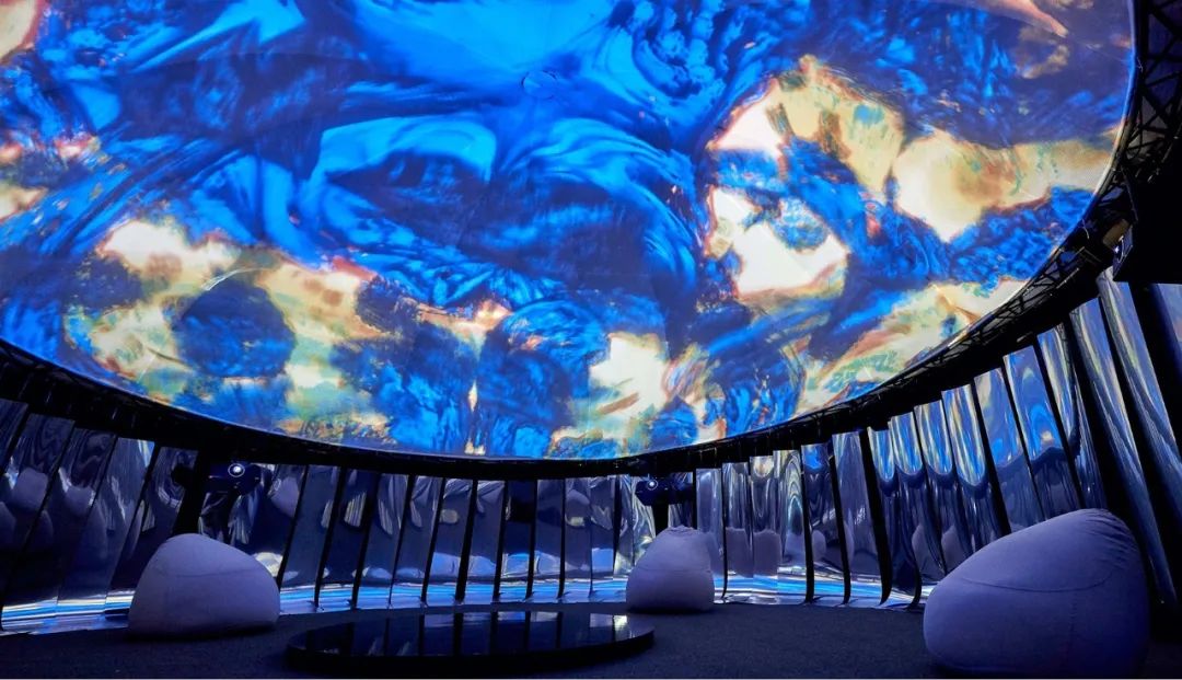 YMSLShawn's tweet image. "Dive into 'Liquid Light'—a immersive light installation where glass meets bioluminescence. Step inside, let the glow wrap around you, and feel art breathe.  #ArtExperience #LightArt"