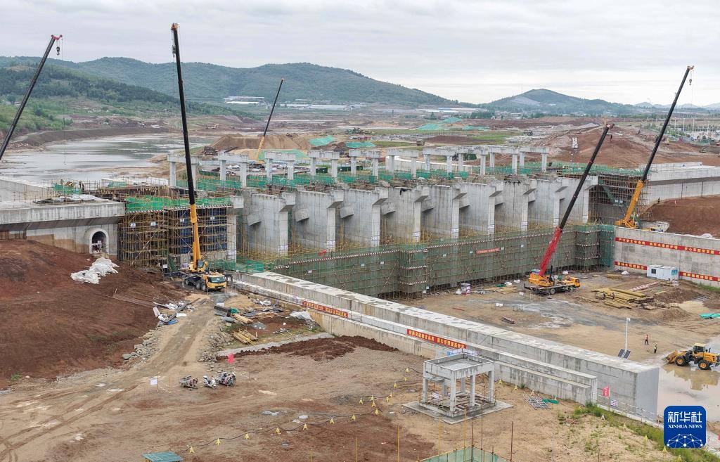 PDChinese's tweet photo. 【山東沂南：全力推進蒙河雙堠水庫建設】眼下，位於山東省臨沂市沂南縣的蒙河雙堠水庫重力壩、泄洪閘、土石壩等關鍵工程正按汛前節點加速推進。目前，項目累計完成投資超九成，總體形象進度突破82%。

蒙河雙堠水庫是淮河流域綜合規劃的重大水利工程，設計庫容1.4億立方米。工程建成後，將有效緩解沂河幹流和臨沂市區的防洪壓力，完善山東省水資源配置格局、提升水資源調配能力。