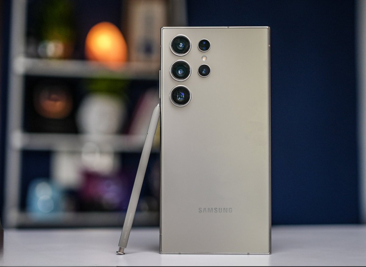 AkashTechRaj's tweet image. I miss the unique Boxy design and bluetooth enabled S Pen 😭 Samsung Galaxy S24 Ultra is the last real flagship smartphone of Samsung #samsung #galaxys24ultra