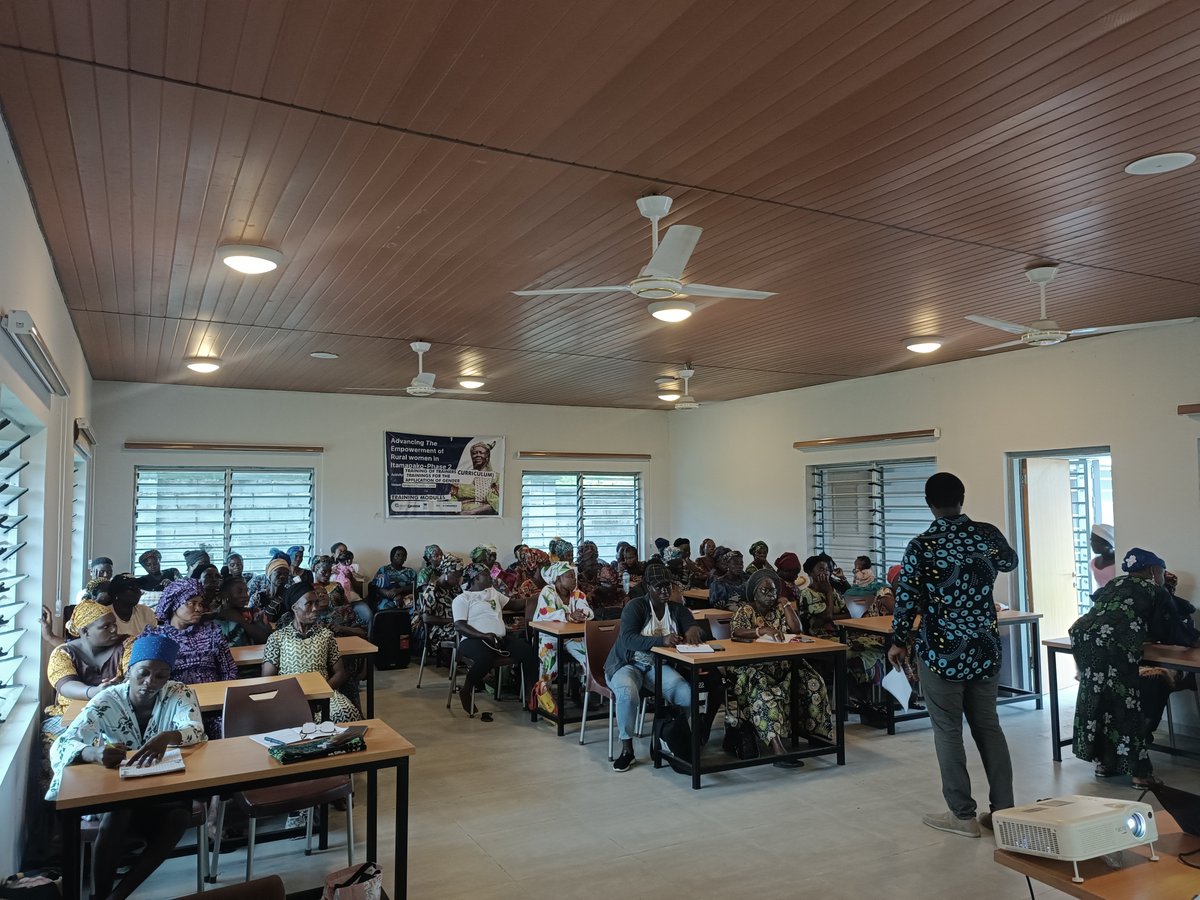 ECS_Nigeria's tweet image. 1/ We had an impactful day at the Itamapako Training Centre with our community women leaders! The session covered everything from the Lagos Declaration to the power of unity in community growth. 

#WomenLeadership #ECS