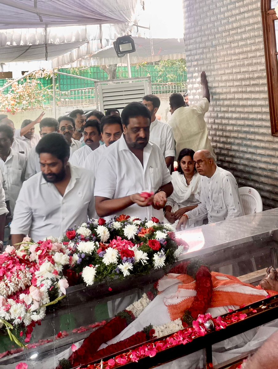 BandaruTweets's tweet photo. ఉమ్మడి ఆంధ్రప్రదేశ్ రాష్ట్ర మాజీ ముఖ్యమంత్రి నాదెండ్ల భాస్కరరావు గారి పార్థివ దేహానికి హైదరాబాద్ జూబ్లిహిల్స్ నివాసం నందు నివాళులు అర్పించి, మంత్రివర్యులు నాదెండ్ల మనోహర్ గారిని పరామర్శించి, ప్రగాఢ సానుభూతి తెలియజేయడం జరిగింది. https://t.co/KGJOPfXmrO