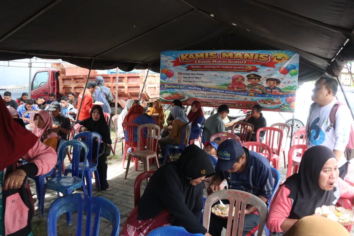 PJeneponto8586's tweet photo. Ketua Bhayangkari Cabang Jeneponto Ny. Ratih Haryo bersama pengurus Bhayangkari Cabang Jeneponto melaksanakan Kamis Manis (Kamis Makan Gratis) di Mapolres Jeneponto https://t.co/ZUu25sFfcU