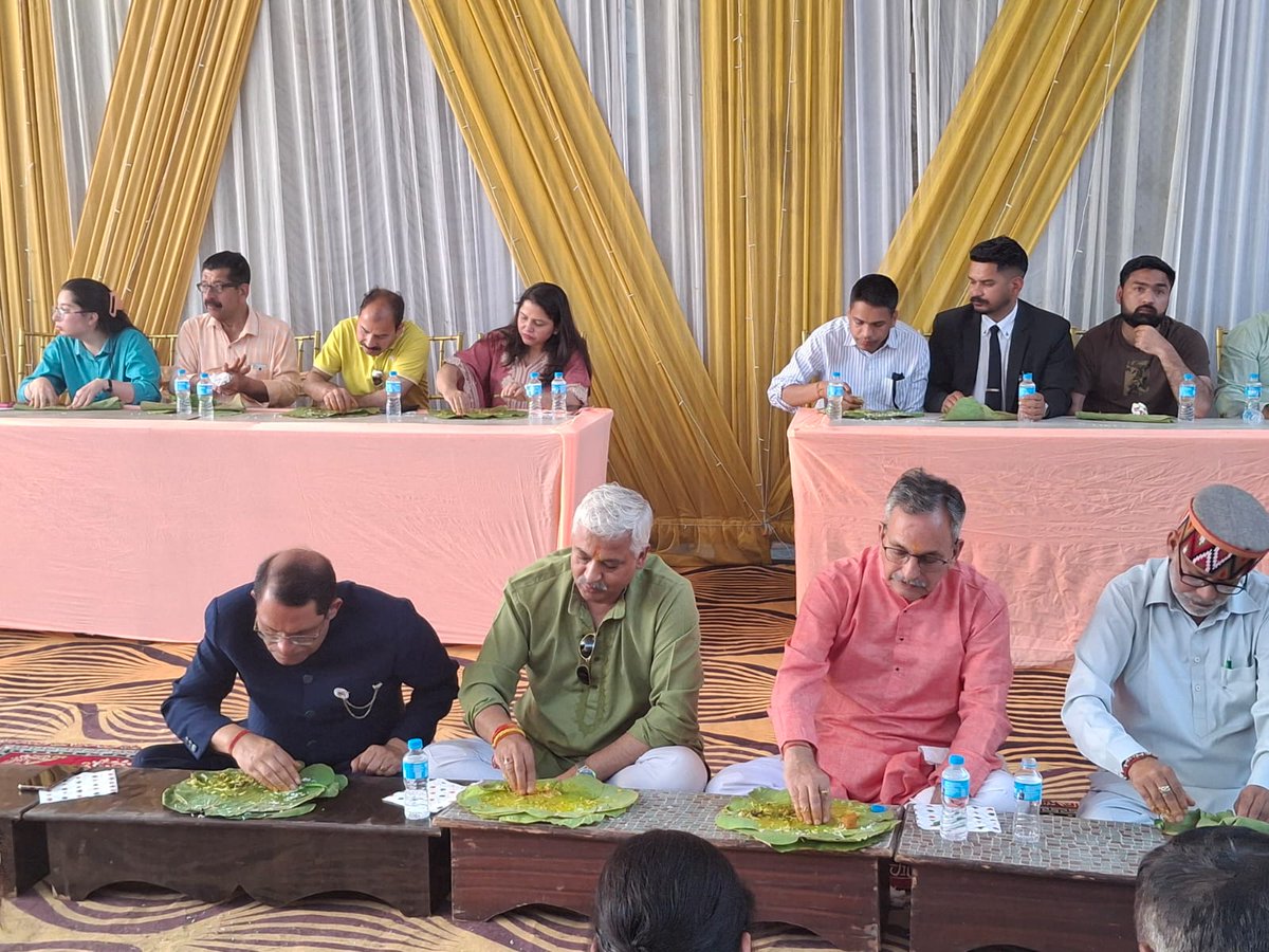 DevshaliShakti's tweet photo. #हिमाचल प्रदेश के #मंडी शहर में अनूठे स्वाद और सात्विक गुणों के लिए प्रसिद्ध, पारंपरिक एवं सांस्कृतिक भोजन 'मंडियाली धाम' का रसास्वादन

#devbhoomi
#himachalpradesh
#dham https://t.co/VEjrHxo03e