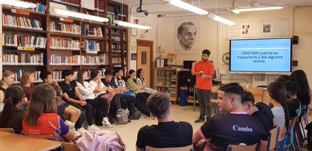 pintorbiblio's tweet photo. Extraordinaria la clase de Literatura del poeta, dramaturgo y director escénico Cristian Alcaraz a  alumnado de primero de bachillerato. 
¡Un millón de gracias, Cristian!
La Semana del Libro, merece mucho la pena. https://t.co/cdNAE3jsBr