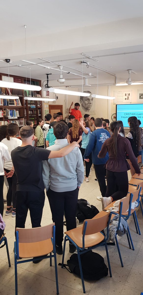pintorbiblio's tweet photo. Extraordinaria la clase de Literatura del poeta, dramaturgo y director escénico Cristian Alcaraz a  alumnado de primero de bachillerato. 
¡Un millón de gracias, Cristian!
La Semana del Libro, merece mucho la pena. https://t.co/cdNAE3jsBr