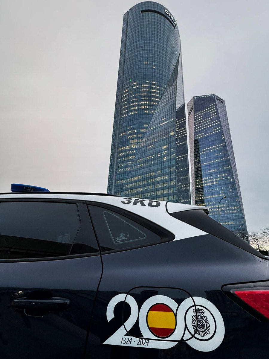 policia's tweet image. #BuenosDías 👋  y feliz Día del Libro 📖

Hoy, como cada día, miles de #agentes salen a la calle para que tú puedas tener tranquilidad

Nosotros ponemos el trabajo. Tú, la #confianza 💙 

#FelizJueves